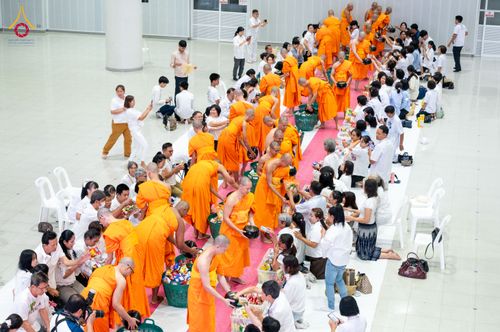 ภาพ No.322895:วันเสาร์ที่ 18 เมษายน พ.ศ. 2569 ตักบาตรฉลองพระใหม่ โครงการอุปสมบทหมู่ธรรมทายาท ระดับอุดมศึกษา รุ่นที่ 53 ภาคฤดูร้อน  ณ ฟ้องปฏิบัติธรรม ชั้นลอย 1/2 มหารัตนวิหารคด คอร์ 13 วัดพระธรรมกาย