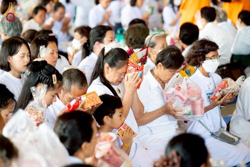 ภาพ No.215197:วันอาทิตย์ต้นเดือนที่ 6 เมษายน พ.ศ. 2568 พิธีตักบาตรข้าวสารอาหารแห้ง ณ บ้านแก้วเรือนทองคุณยาย สภาธรรมกายสากล วัดพระธรรมกาย