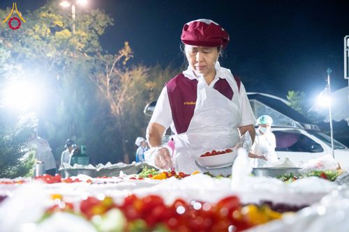 ภาพ No.288178:วันที่ 5 มกราคม พ.ศ. 2569 พิธีถวายภัตตาหารเป็นสังฆทาน แด่พระธรรมยาตรา ในโครงการธรรมยาตรา กตัญญูบูชา มหาปูชนียาจารย์ พระมงคลเทพมุนี(สด จนฺทสโร) พระผู้ปราบมาร อนุสรณ์สถาน 7 แห่ง ปีที่ 14 ณ อนุสรณ์สถานมหาวิหารพระมงคลเทพมุนี (โลตัสแลนด์) อ.สองพี่น้อง จ.สุพรร