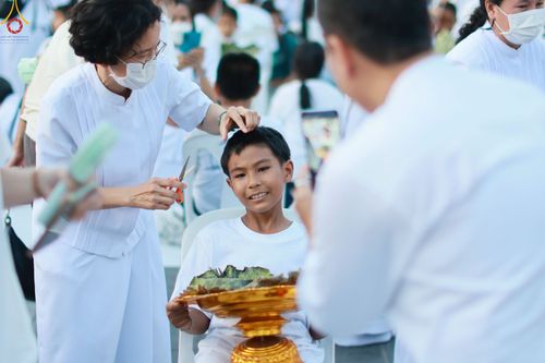 ภาพ No.78489:พิธีตัดปอยผม โครงการหน่อแก้วเปรียญธรรมรุ่นที่ 11  วันที่ 26 มีนาคม พ.ศ.2566  ณ หมู่กุฏิสามเณร อาคารค่ายจองแชมป์ วัดพระธรรมกาย