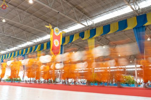 ภาพ No.85277:พิธีมุทิตาสักการะพระภิกษุ ผู้สอบได้เปรียญธรรม ๙ ประโยคระดับโลก, พิธีมอบโล่เกียรติยศและทุนการศึกษา สำนักเรียนบาลีดีเด่นทั่วประเทศ ในวันสมาธิโลก อาทิตย์ที่ 6 สิงหาคม พ.ศ. 2566 ณ สภาธรรมกายสากล วัดพระธรรมกาย