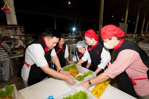 ภาพ No.303785:วันที่ 28 มกราคม พ.ศ. 2569 พิธีถวายภัตตาหารเป็นสังฆทาน แด่พระธรรมยาตรา ณ วัดพระธรรมกาย  จังหวัดปทุมธานี ในโครงการธรรมยาตรา กตัญญูบูชา มหาปูชนียาจารย์ พระมงคลเทพมุนี(สด จนฺทสโร) พระผู้ปราบมาร อนุสรณ์สถาน 7 แห่ง ปีที่ 14