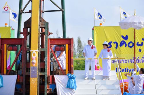 ภาพ No.327386:วันศุกร์ที่ 1 พฤษภาคม พ.ศ.2569 พิธีทอดผ้าป่า โปรยรัตนชาติ ตอกเสาเข็มมงคลต้นแรก สถาปนา “องค์พระเจดีย์เพื่อสร้างสันติภาพโลก” (แห่งแรกของภาคอีสาน) ณ ธุดงคสถานอำนาจเจริญ  อ.เมือง จ.อำนาจเจริญ