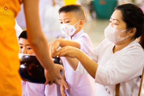 ภาพ No.76780:พิธีตักบาตรข้าวสารอาหารแห้ง  ณ บ้านแก้วเรือนทองคุณยายฯ สภาธรรมกายสากล  วัดพระธรรมกาย จ.ปทุมธานี  ในวันอาทิตย์ต้นเดือนที่ 6 มีนาคม พ.ศ. 2566