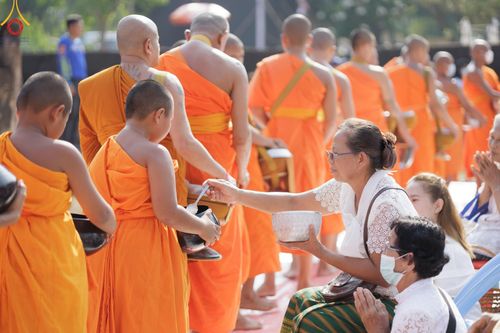 ภาพ No.58742:พิธีตักบาตรพระ ๑,๐๐๐ รูป สมโภชครบรอบ ๘๐๐ ปี พระบรมธาตุเมืองเชลียง ณ วัดพระศรีรัตนมหาธาตุ ราชวรวิหาร  (วัดพระปรางค์) ต.ศรีสัชนาลัย  อ.ศรีสัชนาลัย จ.สุโขทัย วันพฤหัสบดีที่ ๒๕ เมษายน พ.ศ. ๒๕๖๗