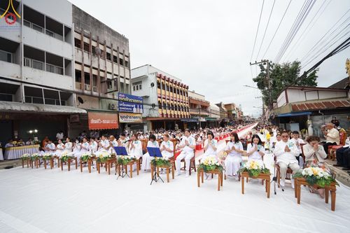 ภาพ No.146292:ตักบาตรพระ 1,384 รูป ทำบุญเมืองฝางครบรอบ 1,383 ปี ถวายเป็นพระราชกุศลแด่พระบาทสมเด็จพระเจ้าอยู่หัว เนื่องในโอกาสพระราชพิธีมหามงคล เฉลิมพระชนมพรรษา 6 รอบ 72 พรรษา วันเสาร์ที่ 27 กรกฎาคม พ.ศ.2567  ณ ถนนหน้าที่ว่าการอำเภอฝาง จ.เชียงใหม่