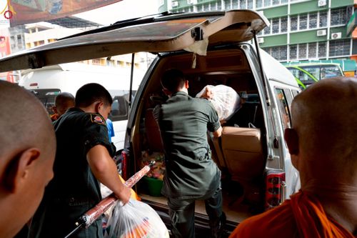 ภาพ No.237389:วันที่ 9-10 สิงหาคม พ.ศ. 2568 การเตรียมงาน เก็บงาน ของเจ้าหน้าที่ทุกสถานะ ในงานมหาสังฆทาน ตักบาตรพระ 10,000 รูป ใจกลางเมืองหาดใหญ่ จ.สงขลา