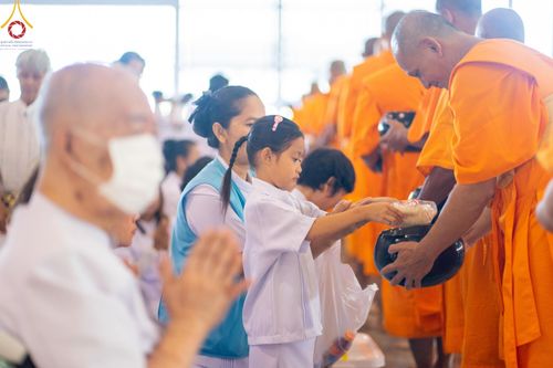 ภาพ No.158979:พิธีตักบาตร ในวันอาทิตย์ต้นเดือน วันที่ 6 ตุลาคม พ.ศ. 2567 ณ สภาธรรมกายสากล วัดพระธรรมกาย
