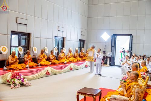 ภาพ No.214821:พิธีต้อนรับสัญญาบัตร พัดยศ พระราชวิเทศวชิรเวที (บัณฑิต วรปญฺโญ) เจ้าอาวาสวัดพระธรรมกายสกอตแลนด์ สหราชอาณาจักร ผู้ช่วยเจ้าอาวาสวัดพระธรรมกาย ณ อุโบสถพระไตรปิฏก วัดพระธรรมกาย