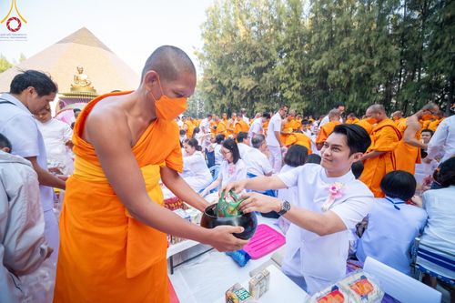 ภาพ No.107586:พิธีตักบาตรพระธรรมยาตราฯ ในโครงการธรรมยาตรากตัญญูบูชา มหาปูชนียาจารย์ พระมงคลเทพมุนี(สด จนฺทสโร) พระผู้ปราบมาร ปีที่ 12 ณ อนุสรณ์สถานมหาวิหารพระมงคลเทพมุนี อ.สองพี่น้อง จ.สุพรรณบุรี วันที่ 7 มกราคม พ.ศ. 2567