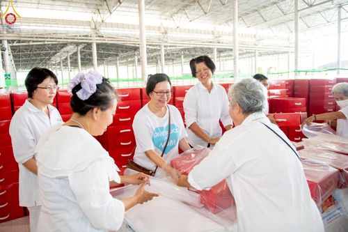 ภาพ No.214383:วันที่ 29 มีนาคม พ.ศ.2568 กิจกรรมใส่ถุงซิปกล่องไทยธรรม เพื่อรักษาความประณีตของกล่องไทยธรรม ในทุกสภาพอากาศ ณ บ้านแก้วเรือนทองคุณยาย วัดพระธรรมกาย