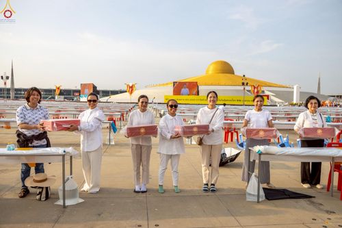 ภาพ No.225106:วันที่ 20 - 27 เมษายน พ.ศ. 2568 "ภาพแห่งความปลื้มที่ไม่มีวันจบ" คณะสงฆ์สามเณร เจ้าหน้าที่ และสาธุชน ร่วมแรงร่วมใจกันเตรียมงานและเก็บงาน เพื่อวันคุ้มครองโลก พิธีถวายมหาสังฆทานคณะสงฆ์ 40,000 กว่าวัดทั่วประเทศ