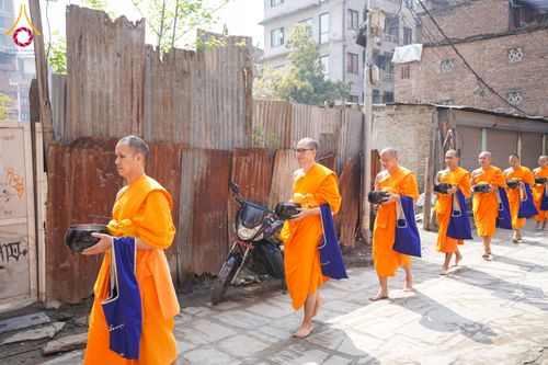 ภาพ No.132587:สามเณรเนปาล บิณฑบาต ย่านทาเมล เมืองกาฐมาณฑุ และเมืองปาฏัน ในโครงการบรรพชา 1,250 รูป ประเทศเนปาล วันที่ 20 มีนาคม พ.ศ. 2567