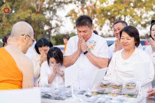 ภาพ No.193768:สาธุชนถวายภัตตาหารเป็นสังฆทาน แด่พระธรรมยาตรา ณ อนุสรณ์สถานมหาวิหารพระมงคลเทพมุนี (โลตัสแลนด์) อ.สองพี่น้อง จ.สุพรรณบุรี ในโครงการธรรมยาตรา กตัญญูบูชา มหาปูชนียาจารย์ พระมงคลเทพมุนี(สด จนฺทสโร) พระผู้ปราบมาร ปีที่ 13 วันที่ 12 มกราคม พ.ศ.2568