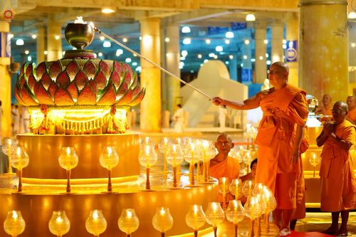 ภาพ No.244259:วันที่ 7 กันยายน พ.ศ. 2568 พิธีจุดประทีป วันครูผู้ค้นพบวิชชาธรรมกาย ณ ลานธรรมฯ และวิหารคด วัดพระธรรมกาย