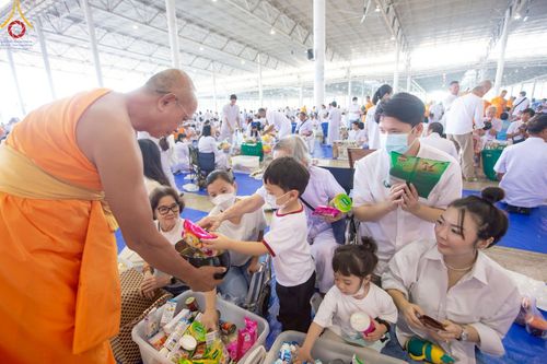 ภาพ No.222025:วันที่ 4 พฤษภาคม พ.ศ. 2568 พิธีตักบาตร เนื่องในวันอาทิตย์ต้นเดือน ณ บ้านแก้วเรือนทองคุณยายฯ วัดพระธรรมกาย