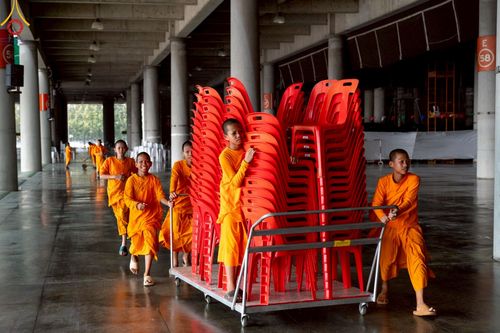 ภาพ No.220825:วันที่ 24-25 เมษายน พ.ศ. 2568 การเก็บงาน ผ้ารับประเคน ผ้าระบาย โต๊ะ เก้าอี้  ภายหลังงานวันคุ้มครองโลก ณ วัดพระธรรมกาย