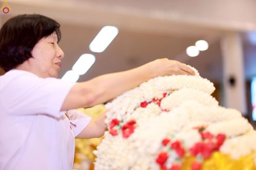 ภาพ No.251304:วันที่ 10 ตุลาคม พ.ศ. 2568 พิธีปฏิบัติธรรม ในวันคล้ายวันเกิด 141 ปี พระมงคลเทพมุนี (สด จนฺทสโร) พระผู้ปราบมาร ณ สภาธรรมกายสากล วัดพระธรรมกาย