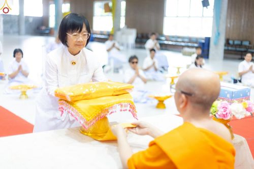 ภาพ No.249123:วันที่ 26-28 กันยายน พ.ศ. 2568 โครงการอบรม อุบาสกแก้ว อุบาสิกาแก้ว รุ่นที่ 3  ณ ศูนย์ปฏิบัติธรรมสมุทรปราการ ได้รับความเมตตาจากคณะสงฆ์ในพื้นที่  รวมถึงผู้บริหารสถานศึกษา ที่นำนักเรียนระดับมัธยมปลาย  มารับฟังข้อมูลเพื่อที่จะเป็นกำลังสำคัญ ในการเข้าร่วมขบวน