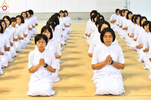 ภาพ No.146140:วันมหารำลึก ครั้งที่ 34 พิธีร่วมรำลึกถึงนักสร้างบารมีที่ล่วงลับไปแล้ว , พิธีสวดพระพุทธมนต์ ณ ห้องแก้วสารพัดนึก 1 วัดพระธรรมกาย วันเสาร์ที่ 27 กรกฎาคม พ.ศ. 2567