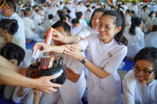 ภาพ No.167542:พิธีตักบาตรและพิธีบูชาข้าวพระ ในวันอาทิตย์ที่ 3 พฤศจิกายน พ.ศ. 2567 ณ วัดพระธรรมกาย