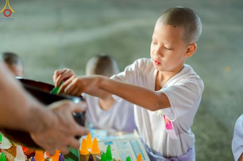 ภาพ No.214642:วันศุกร์ที่ 4 เมษายน พ.ศ.2568 นาคธรรมทายาทตักบาตรพระพี่เลี้ยง ในโครงการบรรพชาสามเณร ฟื้นฟูพระพุทธศาสนาทั่วไทย ณ วิหารคด 22 วัดพระธรรมกาย