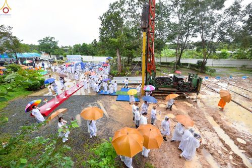 ภาพ No.249997:วันอังคารที่ 30 กันยายน พ.ศ. 2568 พิธีตอกเสามงคลต้นแรกอาคารเศรษฐีถาวร ที่พักผู้มาปฏิบัติธรรม ณ ศูนย์ปฏิบัติธรรมจันทบุรี