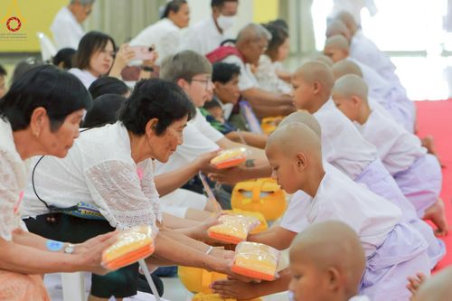 ภาพ No.216237:วันเสาร์ที่ 5 เมษายน พ.ศ. 2568 พิธีตัดปอยผม พิธีขอขมาผู้ปกครอง พิธีขอขมามอบผ้าไตร พิธีบรรพชา พิธีถวายบาตรสามเณร ณ ศูนย์ปฏิบัติธรรมและศูนย์อบรมเยาวชนเพชรบุรี ต.ท่าแลง อ.ท่ายาง จ.เพชรบุรี