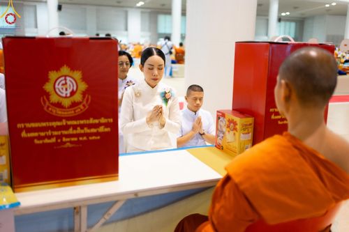 ภาพ No.147103:พิธีมุทิตาสักการะพระภิกษุ ผู้สอบได้เปรียญธรรม 9 ประโยคระดับโลกปีที่ 36, พิธีมอบโล่เกียรติยศและทุนการศึกษา สำนักเรียนบาลีดีเด่นทั่วประเทศ, พิธีถวายมหาสังฆทานคณะสงฆ์ 2,000 กว่าวัด ทั่วประเทศ ปีที่ 24, พิธีถวายไทยธรรมคณะสงฆ์ 323 วัด 4 จังหวัดชายแดนภาคใต้