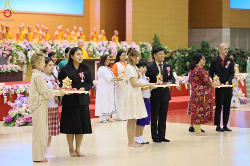 ภาพ No.124689:พิธีมอบโล่วัชรเกียรติยศ โครงการตอบปัญหาศีลธรรมเพื่อสันติภาพโลก (World-PEC) ต่างประเทศ ครั้งที่ 17 ณ ห้องแก้วสารพัดนึก 1 วัดพระธรรมกาย ในวันมาฆบูชา เสาร์ที่ 24 กุมภาพันธ์ พ.ศ. 2567