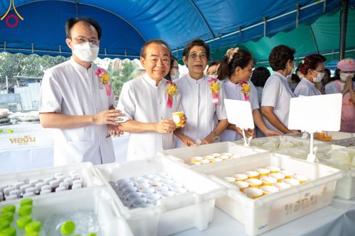 ภาพ No.109050:พิธีถวายภัตตาหารเป็นสังฆทาน แด่คณะพระธรรมยาตราฯ ในโครงการธรรมยาตรากตัญญูบูชา มหาปูชนียาจารย์ พระมงคลเทพมุนี(สด จนฺทสโร) พระผู้ปราบมาร อนุสรณ์สถาน 7 แห่ง ปีที่ 12 วันที่ 9 มกราคม พ.ศ. 2567 ณ อนุสรณ์สถานคลองบางนางแท่น  อ.สามพราน จ.นครปฐม