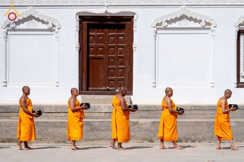 ภาพ No.213160:วันที่ 17 - 18 มีนาคม พ.ศ. 2568 คณะสงฆ์และสามเณรเดินบิณฑบาต รอบเมืองในพื้นที่ วัดสยมภูวนาถและราชวังปาตัน ณ เมืองกาฐมาณฑุ ประเทศเนปาล