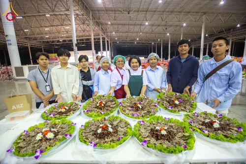 ภาพ No.202734:พิธีถวายภัตตาหารเป็นสังฆทาน แด่พระธรรมยาตรา ณ วัดพระธรรมกาย ตำบลคลองสาม อำเภอคลองหลวง จังหวัดปทุมธานี ในโครงการธรรมยาตรา กตัญญูบูชา มหาปูชนียาจารย์ พระมงคลเทพมุนี(สด จนฺทสโร) พระผู้ปราบมาร อนุสรณ์สถาน 7 แห่ง ปีที่ 13 วันที่ 28 มกราคม พ.ศ. 2568
