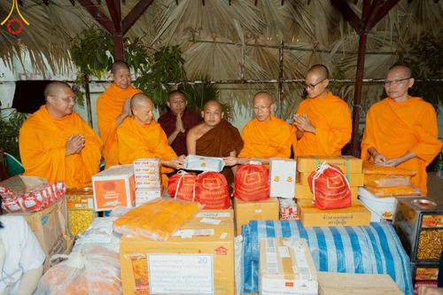 ภาพ No.220355:วันที่ 17 เมษายน พ.ศ. 2568 ผู้แทนวัดพระธรรมกาย ลงพื้นที่เยียวยา ซับน้ำตาเหยื่อแผ่นดินไหวมัณฑะเลย์