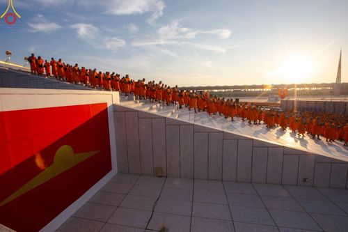 ภาพ No.187785:พิธีตักบาตรฉลองพระใหม่ ต้อนรับพุทธศักราช 2568 ณ ลานธรรมพระมหาธรรมกายเจดีย์ วัดพระธรรมกาย จ.ปทุมธานี วันที่ 1 มกราคม พ.ศ. 2568