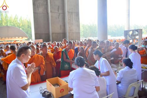 ภาพ No.219325:บรรยากาศการเดินทางเข้าวัดพระธรรมกาย , การต้อนรับปฏิสันถาร , การฉันภัตตาหารเช้า , การลงทะเบียนพระสังฆาธิการ  เนื่องในวันคุ้มครองโลก พิธีถวายมหาสังฆทานคณะสงฆ์ 40,000 กว่าวัดทั่วประเทศ ณ วัดพระธรรมกาย