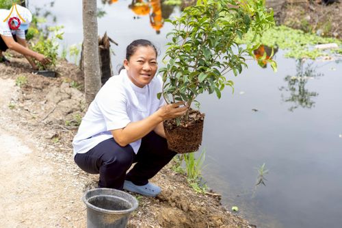 ภาพ No.238588:วันอาทิตย์ที่ 17 สิงหาคม พ.ศ. 2568 พิธีทอดผ้าป่าบำรุงศูนย์อบรมเยาวชนนครปฐม ครบรอบ 14 ปี และพิธีปลูกต้นไม้รอบสระเศรษฐี ณ ศูนย์อบรมเยาวชนนครปฐม