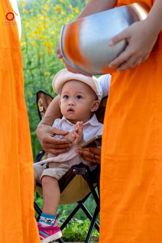 ภาพ No.217986:วันศุกร์ที่ 11 เมษายน พ.ศ. 2568 พระและสามเณร 99 รูป จากศูนย์ปฏิบัติธรรมระยอง(บ้านช่องลม) บิณฑบาต ณ ทุ่งปอเทือง ต.บางบุตร อ.บ้านค่าย จ.ระยอง เพื่อเป็นการฝึกสามเณรภาคฤดูร้อน ผ่านกิจวัตรบิณฑบาตในพื้นที่ชุมชน