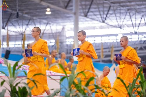 ภาพ No.153246:พิธีมุทิตาสักการะ พระภิกษุ-สามเณร ผู้สอบไล่ได้เปรียญธรรม ประโยค 1-2 ถึงประโยค ป.ธ.9 และบาลีศึกษา ประโยค1-2 ถึง บ.ศ.9 , พิธีมอบดวงแก้วสามเณรผู้ทรงบาลีไวยากรณ์ วัดพระธรรมกาย และ ศูนย์ส่งเสริมศีลธรรมในประเทศและต่างประเทศ วันอาทิตย์ที่ 8 กันยายน พ.ศ.2567