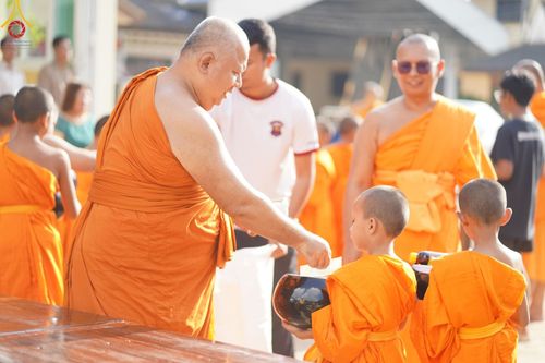 ภาพ No.61120:สามเณรออกบิณฑบาต และกิจกรรมอบรมสามเณร ในโครงการบรรพชาสามเณรฟื้นฟู พระพุทธศาสนาทั่วไทย ณ ศูนย์อบรมที่พักสงฆ์บ้านร่มเย็น จ.นราธิวาส วันที่ 2-15 เมษายน พ.ศ. 2567