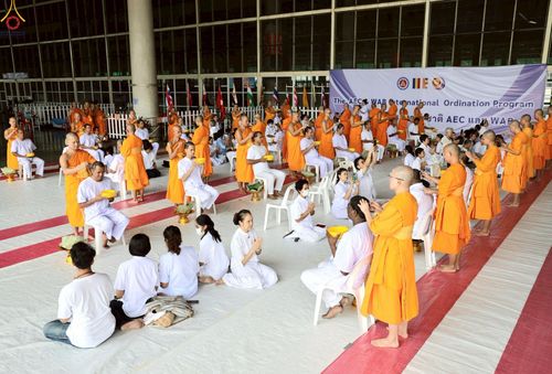 ภาพ No.230828:วันที่ 28 มิถุนายน พ.ศ. 2568 พิธีตัดปอยผมและปลงผม โครงการบวชพระนานาชาติ AEC & WAB รุ่นที่ 9 ณ วิหารคด 2 วัดพระธรรมกาย