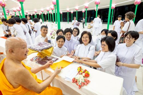 ภาพ No.230987:วันอังคารที่ 1 กรกฎาคม พ.ศ. 2568 ผู้ว่าราชการจังหวัดปทุมธานี เป็นประธานพิธีต้อนรับ สัญญาบัตร พัดยศ พระครูสัญญาบัตรสายต่างประเทศ วัดพระธรรมกาย ประจำปี พ.ศ. 2568 จำนวน 19 รูป