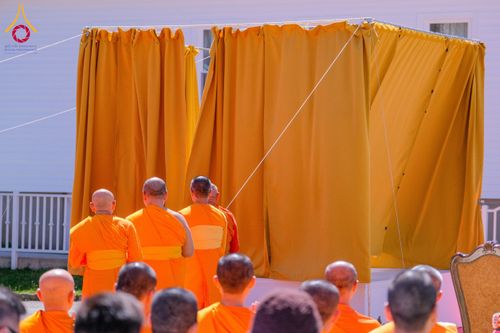 ภาพ No.62428:คณะศิษยานุศิษย์รวมใจสถาปนาและสมโภช ธรรมจักร เพื่ออัญเชิญประดิษฐาน ณ ยอดอุโบสถ 80 ปี หลวงพ่อธัมมชโย วัดพระธรรมกายนิวเจอร์ซี ประเทศสหรัฐอเมริกา  วันอาทิตย์ที่ 7 เมษายน พ.ศ. 2567