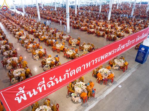 ภาพ No.60264:คณะสงฆ์ 10,000 กว่าวัดฉันภัตตาหารเพล ในวันคุ้มครองโลก วันจันทร์ที่ 22 เมษายน พ.ศ. 2567 ณ สภาธรรมกายสากล วัดพระธรรมกาย