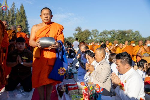 ภาพ No.103891:พิธีตักบาตรพระ 1,000 รูป ครั้งที่ 7 ถวายเป็นพุทธบูชา เพื่อช่วยเหลือคณะสงฆ์ 323 วัด 4 จังหวัดชายแดนภาคใต้ และถวายแด่คณะสงฆ์จังหวัดพิษณุโลก ณ ลานธรรมธุดงคสถานพิษณุโลก อ.วังทอง จ.พิษณุโลก วันที่ 24 ธันวาคม พ.ศ. 2566
