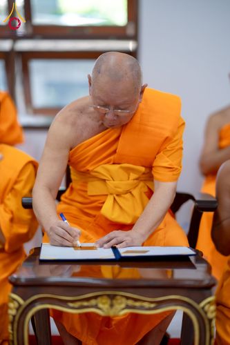 ภาพ No.160851:พิธีเจริญพระพุทธมนต์ และปิดแผ่นทองรูปเหมือน พระเดชพระคุณพระมงคลเทพมุนี (สด จนฺทสโร) พระผู้ปราบมาร จำนวน 3 องค์ วันเสาร์ที่ 5 ตุลาคม พ.ศ. 2567 ณ อาคารปลูกศรัทธา 2 (ชานชลาเดิม) วัดพระธรรมกาย อ.คลองหลวง จ.ปทุมธานี