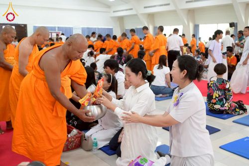 ภาพ No.218101:วันอาทิตย์ที่ 13 เมษายน พ.ศ. 2568 พิธีตักบาตรฉลองสามเณรใหม่ 75 รูป เนื่องในวันสงกรานต์ (โครงการบรรพชาสามเณรฟื้นฟูพระพุทธศาสนาทั่วไทย ประจำปีพุทธศักราช 2568) ณ ศูนย์ปฏิบัติธรรมระยอง(บ้านช่องลม) ตำบลบางบุตร อำเภอบ้านค่าย จังหวัดระยอง