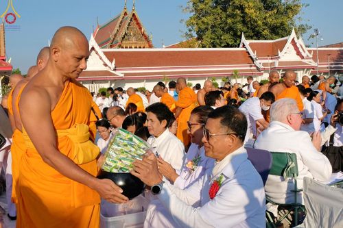 ภาพ No.195390:พิธีตักบาตรพระธรรมยาตรา ณ อนุสรณ์สถานลำดับที่ 3 สถานที่เกิดใหม่ในเพศสมณะ วัดสองพี่น้อง ต.ต้นตาล อ.สองพี่น้อง จ.สุพรรณบุรี ในโครงการธรรมยาตรา กตัญญูบูชา มหาปูชนียาจารย์ พระมงคลเทพมุนี(สด จนฺทสโร) พระผู้ปราบมาร ปีที่ 13 วันที่ 15 มกราคม พ.ศ.2568