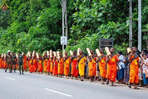 ภาพ No.140734:PhotoStory มหาศรัทธา ธรรมยาตราศรีลังกา EP.4 โครงการสยาม-ลังกา ธรรมยาตรา ฉลองเทศกาลวิสาขบูชาแห่งชาติ ศรีลังกา  บูชาธรรม 80 ปีหลวงพ่อธัมมชโย เส้นทางจาก เมืองดัมบูลลา ไปยัง เมืองมาตะเล  ตั้งแต่วันที่ 17-20 พฤษภาคม พ.ศ. 2567