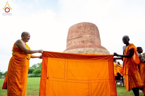 ภาพ No.231092:วันที่ 1 กรกฎาคม พ.ศ. 2568 โครงการบรรพชาสามเณร 300 รูป ถวายเป็นพุทธบูชา  วันอาสาฬหบูชา ณ จุดกำเนิดพระรัตนตรัย  ต้นแหล่งธัมมจักกัปปวัตตนสูตร เมืองพาราณสี  สารนาถ ประเทศอินเดีย